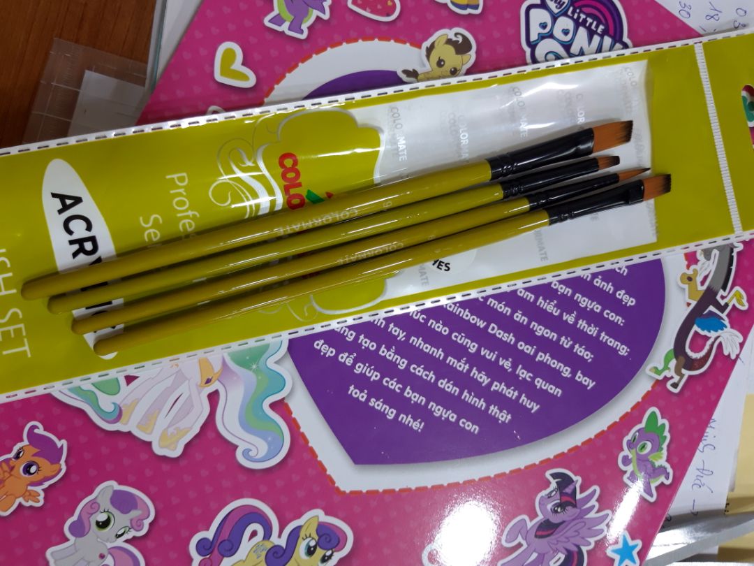 Cọ vẽ nhìn chắc chắn, mượt. Giao hàng nhanh Cọ vẽ nhìn chắc chắn, mượt. Giao hàng nhanh