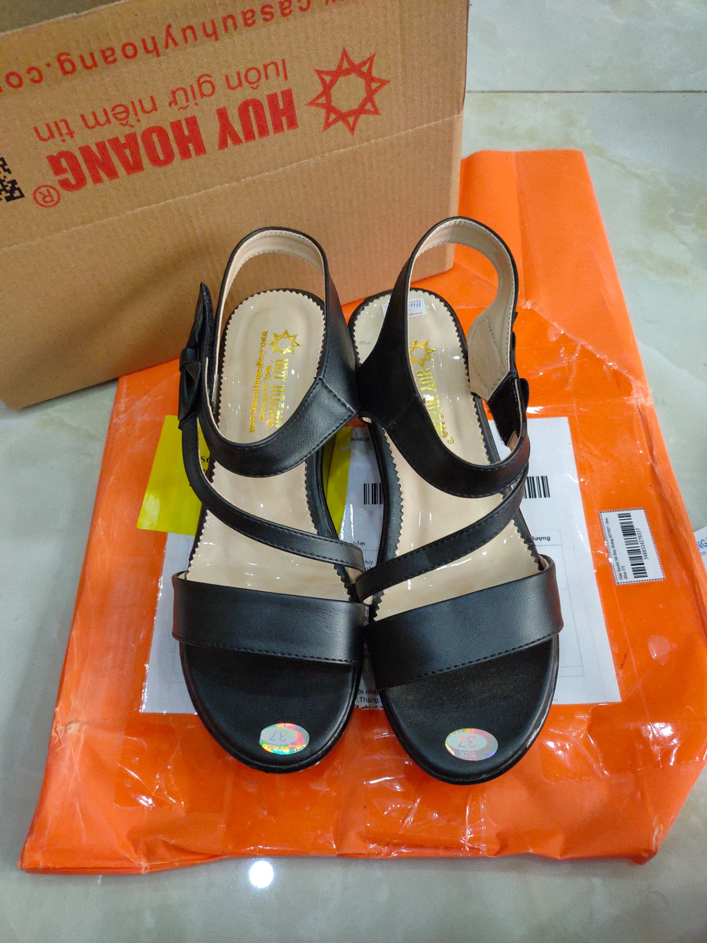 Giày đẹp, mang rất nhẹ nhé mọi người... rất thích