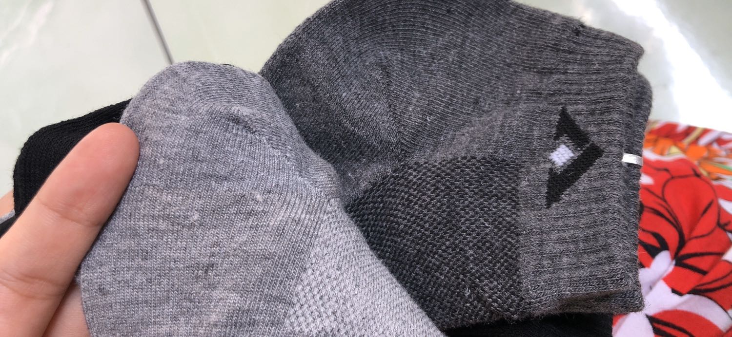 Tin tưởng quá thành ra thất vọng.
Mình đặt vớ chống hôi chân, hàng xuất nhật. Rốt cục các bạn nhìn em mình nhận đc cái gì đây? Chất lượng hàng của NEWWAY tệ quá so với lần trước mình mua (của 5Star)
Lần đầu mình mua, hàng đúng chất lượng xk, mỏng mịn, thoáng mát, vải đẹp. Đúng chất lượng 5*
Đợt hàng này tham khảo nhiều cmt lắm rồi, mới quyết định mu Newway 4 món. Thất vọng đủ. Đây là vớ VN 100% chất lượng quá tệ.