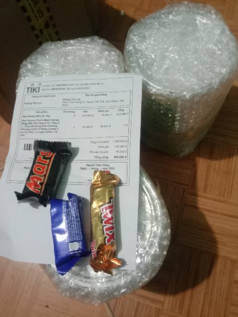 Đơn hàng kèm quà tặng là socola 1,7kg mà nhận có 3 thanh. Sp thì bong tróc bao bì