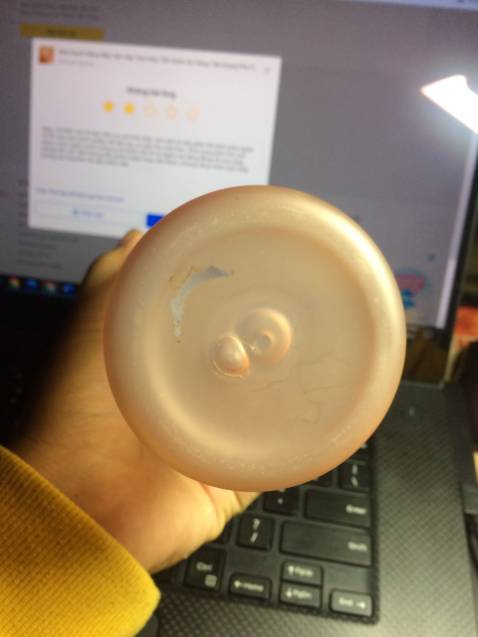 Umk, về thẩm mỹ thì tầm 80% so với hình thật. Hơi nhỏ và nhẹ, không chắc tay, phần *** bình phía ngoài có lỗi màu sơn mình tưởng vết bẩn lau nhẹ, ai ngờ tróc luôn keo. Phía trong bình hôi mùi nhựa, mình ngâm nước xong lại bỏ thêm táo lê vô ngâm vài tiếng đồng hồ mà cũng không hết mùi. Nói chung nếu thích muốn mua vẫn được, nhưng riêng mình cảm thấy không hài lòng lắm về sản phẩm này. Hình ảnh mình gửi kèm dưới nhận xét, (nếu đổ nước vào để tủ lạnh lấy ra + thêm với hiệu ứng màu sắc của bình nước thì bình cũng sẽ rất đẹp như hình bán), nhưng mình lười lắm nên cứ chụp hình r phan thôi, còn 1 bức là ảnh lỗi của bình mình đã nhắc như trên.