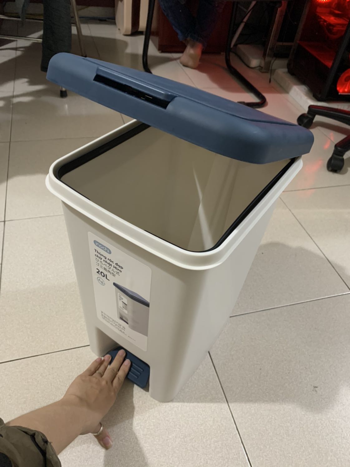 Sản phẩm tốt, rất to đẹp, thiết kế đơn giản mà sang, thùng chỉ có kẹp để kẹp túi đựng rác chứ không có thùng nhỏ bên trong. Nhựa rất mịn, không có mùi độc hại. Mình rất ưng ý