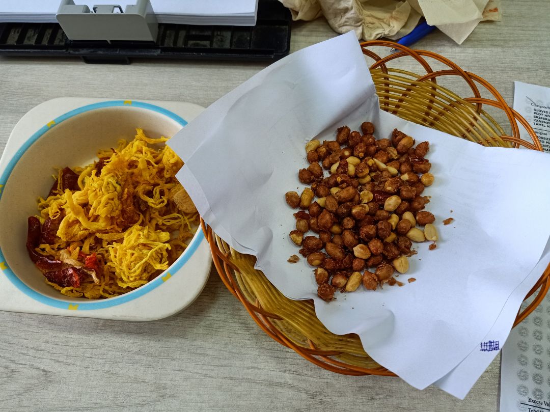 Đậu phộng hạt hơi nhỏ nhưng ngon, giòn, gia vị vừa miệng.