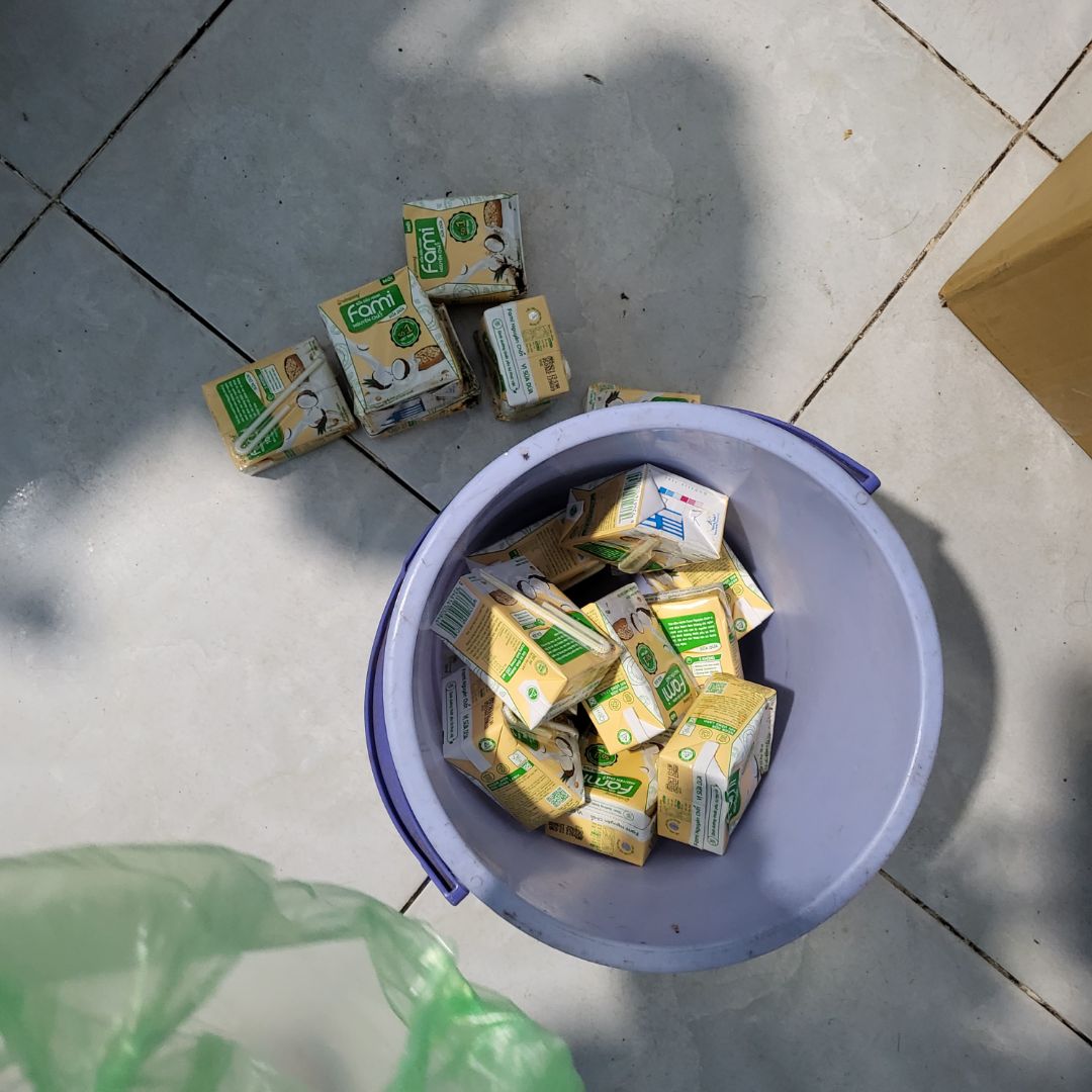 hàng giao thì lâu. thùng sữa thì k bk bị gì dính tùm lum thấy ghê. phải bỏ quá trời hộp. cái gì rích quá trời lại đen nâu . trong thùng thì bấy nhày ghê quá. bán hàng k có tâm . cái thùng bị lũng lỗ . sữa thì có hộp k còn 1mieng trong hộp. màu gì nâu nâu dính trong hộp quá trời thấy ghê . tệ quá