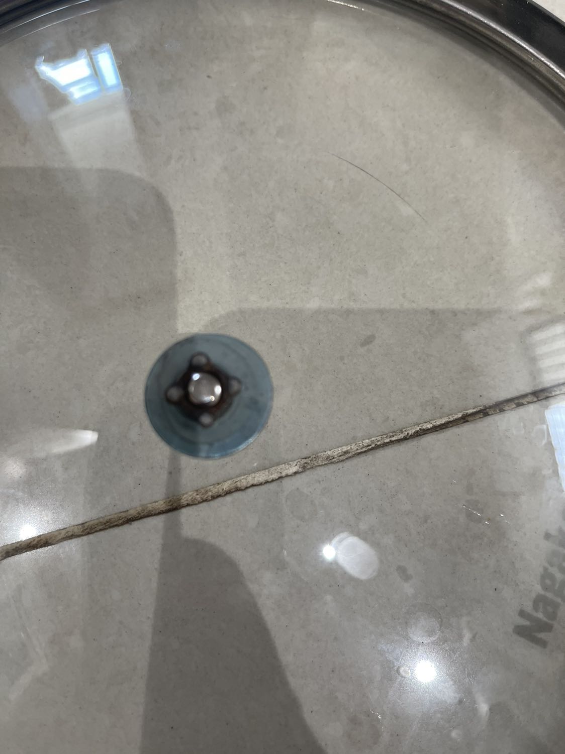 Hàng mới giao đã hư nắp nhìn độ hoàn thiện hơi kém chất lượng