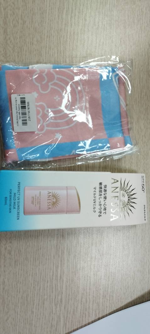 Sản phẩm Không gây kích ứng với da nhạy cảm nên thường xuyên mua hãng này, đóng gói cẩn thận, quà tặng đáng yêu