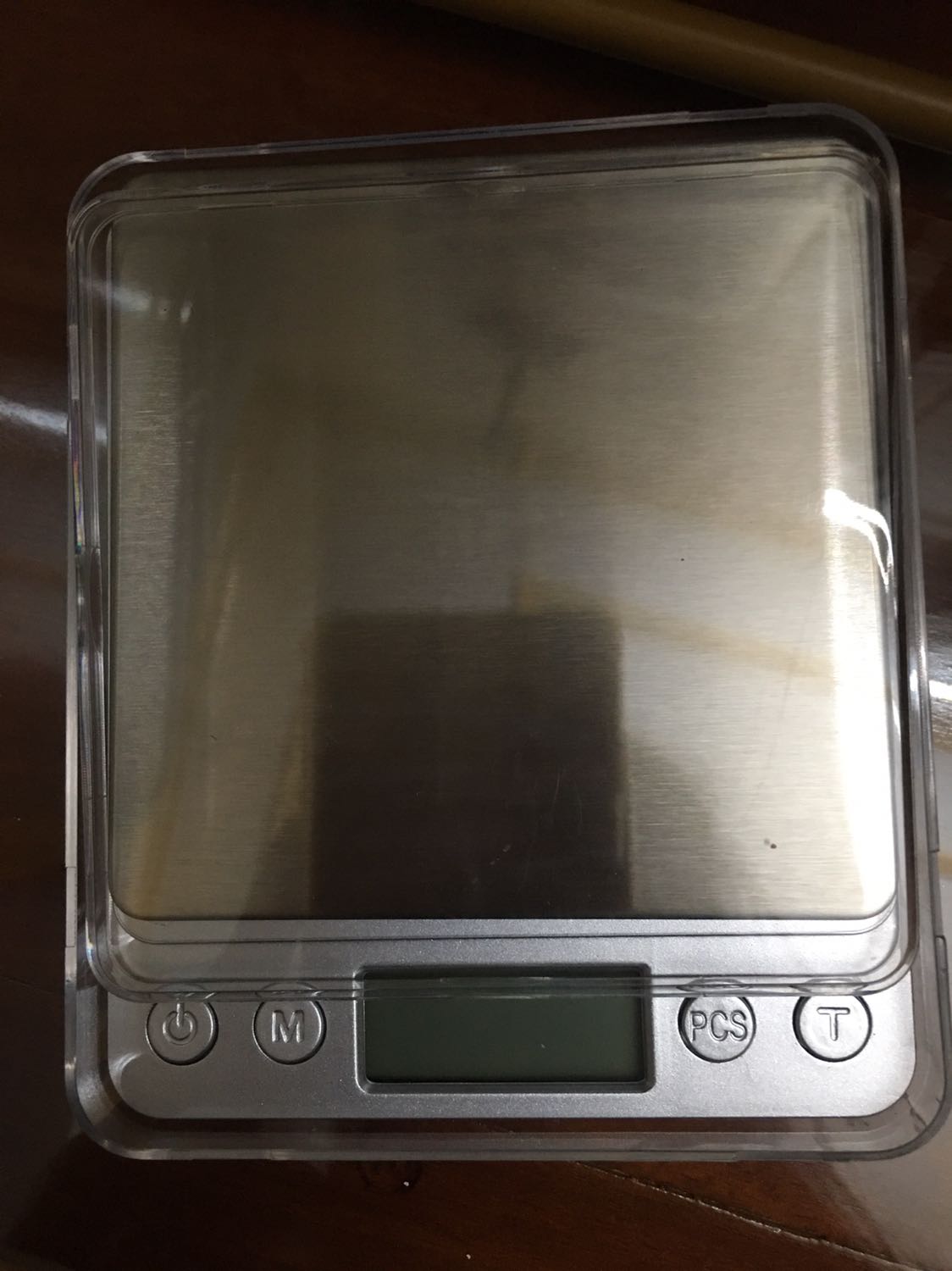 Ai mà muốn kiểm soát lượng calo trong ăn uống như mình nên sắm một cái nha, nhỏ gọn không chiếm nhiều diện tích, được bọc shield kĩ càng nên nhìn xịn xò lắm, mình đo thử thì thấy chính xác đến từng gram và có nhiều đơn vị khác nhau nữa, mọi người lưu ý lúc bấm nút cạnh nút khởi động nha, không thì lại thắc mắc sao số to số nhỏ. Thời buổi dịch bệnh mà tiki còn giao sớm 3 ngày, mình thì chắc thành khách guột tiki luôn oi :))) chỉ mong cân xài bền chứ sợ giá gẻ quá vài bữa hư chắc chớt