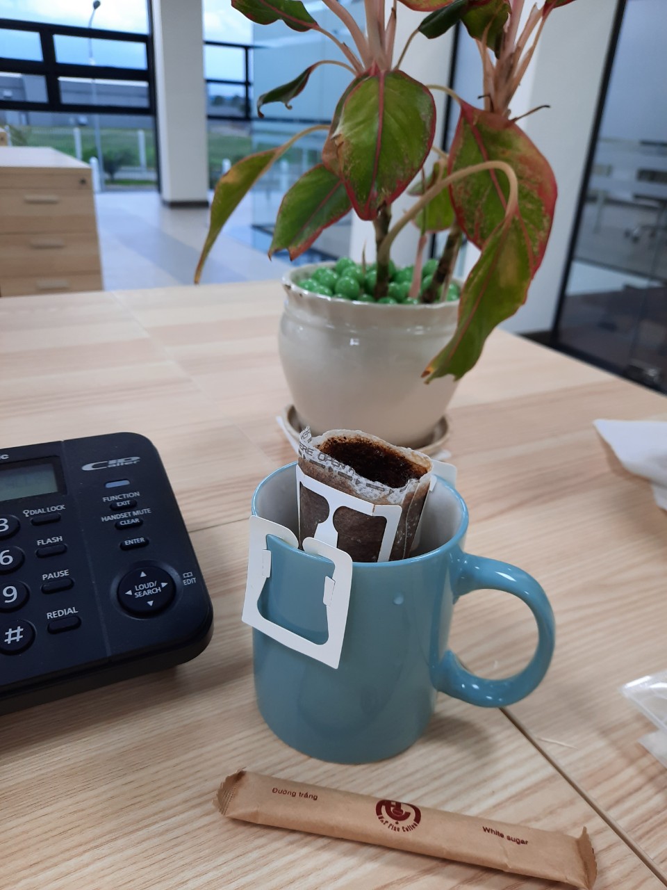 Mình là người rất thích uống cà phê, đã thử rất nhiều loại và mình đã thật sự thích loại Cà phê phin giấy M T , bời vì:  
1. Nó rất thơm
2. Rất tiện lợi cho dân công sở.
3. Có nguồn gốc xuất sử rõ ràng

Thật sự rất hài lòng, cảm ơn Tiki cảm ơn CÀ PHÊ PHIN GIẤY - HƯƠNG VỊ TỪ THIÊN NHIÊN ĐẬM CHẤT RANG MỘC MANG THƯƠNG HIỆU M&T FINE COFFEE