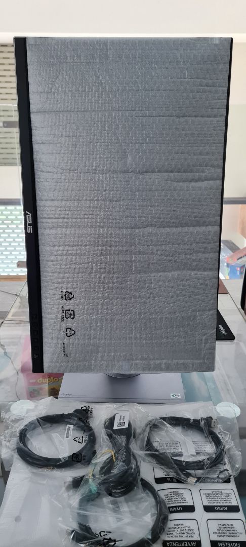 Tặng nhiều hệ dây cắm nguồn, đủ dây displayport, HDMI, dây Hub, chắc chắn, rõ nét sáng. Mua cái thứ hai. Tuyệt