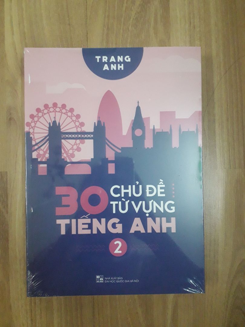 Giao hàng rất nhanh. Đóng gói khá kĩ càng, sách được bọc nilong ở ngoài nên không hề bị quăn mép hay cong sách. Tuy nhiên bìa sách quyển 2 có trầy 1 chút nhưng không sao. Mình thấy sách thấy hay và chi tiết, phân chia rõ ràng từ vựng, bài tập, giải thích. Mua combo 2 cuốn được giá 190k này quá hời luôn, trong khi giá bìa mỗi cuốn đã 190k @@ Tóm lại đánh giá cao 5☆ ạ