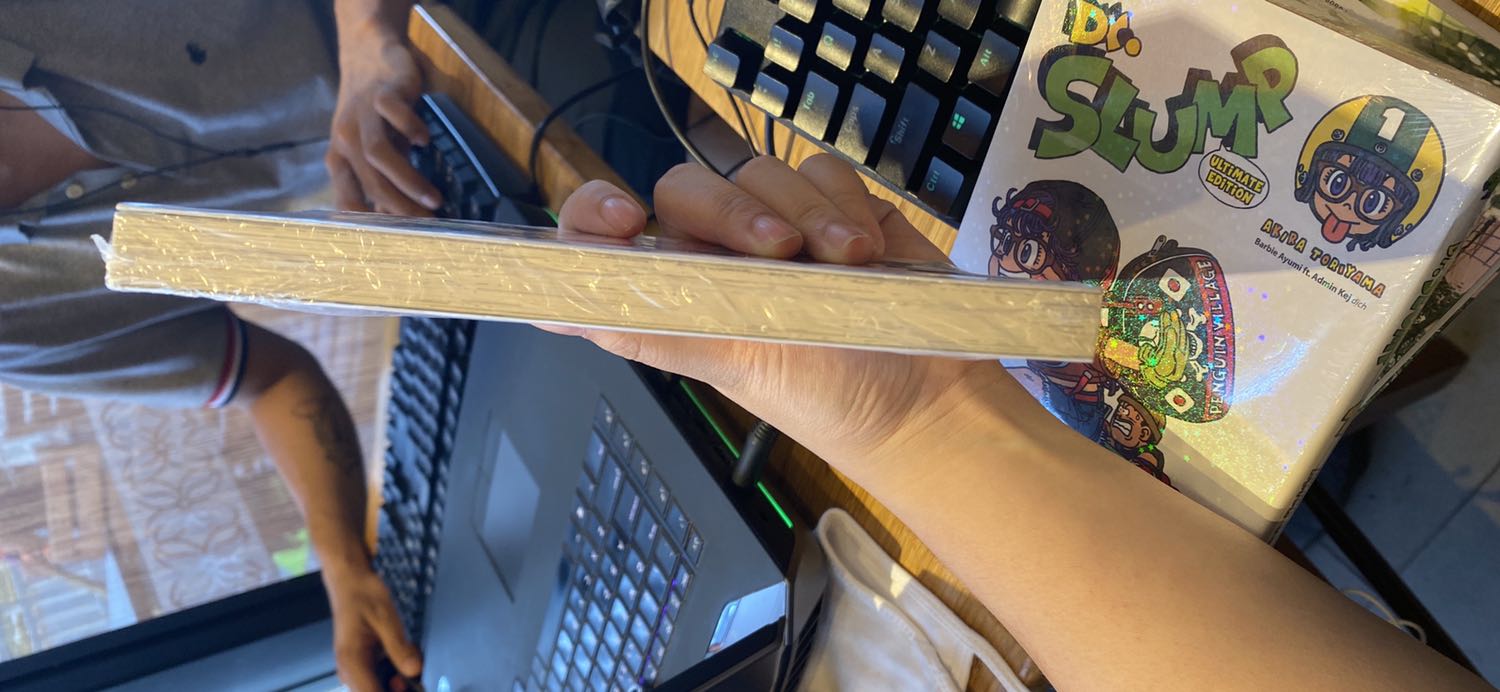 Chưa mở màng bọc bảo vệ nhưng nhìn chung là giấy đẹp và trắng, nặng tay, gáy đẹp