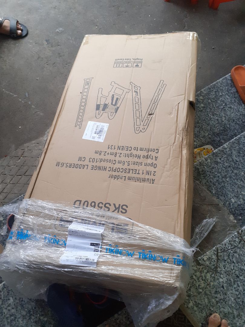 lần đầu gặp trường hợp Shipper gọi ra bưu cục lấy hàng, mình bảo chuyển tới nhà thì nói là địa chỉ ko rõ ràng. Nhìn kiện hàng mà ko muốn nhận luôn, bao bì gần như lột sạch, thùng bị thủng tùm lum. Hàng mấy triệu bạc mà thấy mất giá trị quá. Khâu vận chuyển quá tệ!