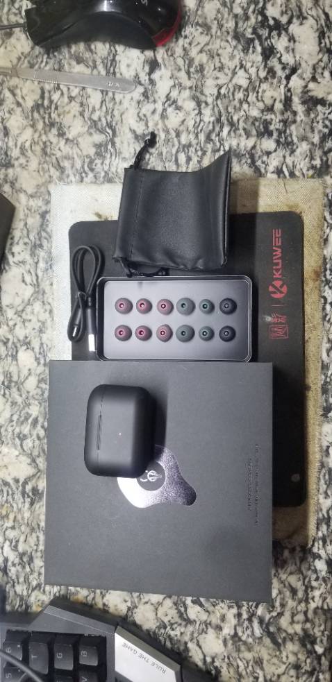 Đánh giá đầu tiền về sự chỉnh chu về hộp và bao bì mình cho 10đ rất có cảm giác khí bốc siu , còn về âm thanh thì pass hơi yếu không thích hôp để nge EDM , còn về pin thì trước mắt mình chưa sạc đầy vì mới nhận được chỉ mới sạc được 40% nhưng nghe thử tầm 30p còn 10% có vể không ổn trước mắt là vậy để sạc đầy lại thì mới 9 xác được và điểm trừ nặng là sạc nóng nha có cảm giác thiếu an toan khi đưa lên tai mà tai nghe lại nóng , âm thanh khi pin thấp thì hơi nhỏ chế đổ giảm ổn hơi kém nói trung cho 4.5 sao vì cài nhình đầu tiên khi mở hộp và với tầm giá này