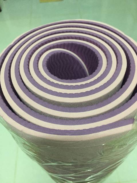 Shop ơi! Shop xem giúp mình! Thảm mới mà các vân đều có lực ép giống như đã qua sử dụng, thảm bị dính mực, bị 1 lỗ thủng, và nhìn khá cũ không khác nào thảm đã sử dụng rồi. Shop kiểm tra lại hàng trước khi giao cho khách. Gọi ko nghe máy, Nt qua *** ko thấy trl.