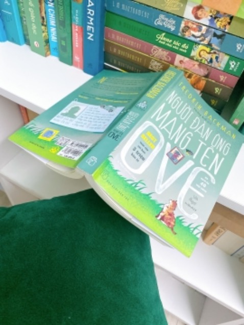 “He was a man of black and white. And she was color. All the color he had.” 

Suddenly the color disappeared and he thought he had no reason to exist. But it was his big and warm heart under his rough and gruff demeanor that lit up everything he touched.

Ông nghĩ Bà mất thì hong ai hiểu ông nữa và ông tồn tại là vô nghĩa. Mặc dù thô lỗ cọc cằn và sống quá nguyên tắc nhưng chính trái tim ấm áp sâu bên trong đã lan toả giá trị của ông đến mọi con người ông gặp và mọi đồ vật ông chạm vào, tạo nên những mối liên kết đáng ghét khiến ông phải tạm gác chuyện tự tử hết lần này đến lần khác và rồi chính sự ghét đó trở thành lí do để ông sống. 

“Con người ta sống không đơn giản chỉ là vì mình mà còn phải biết nỗ lực vì người khác. Bà nỗ lực vì những điều tốt đẹp, còn ông Ove nỗ lực vì Bà.” ❤️