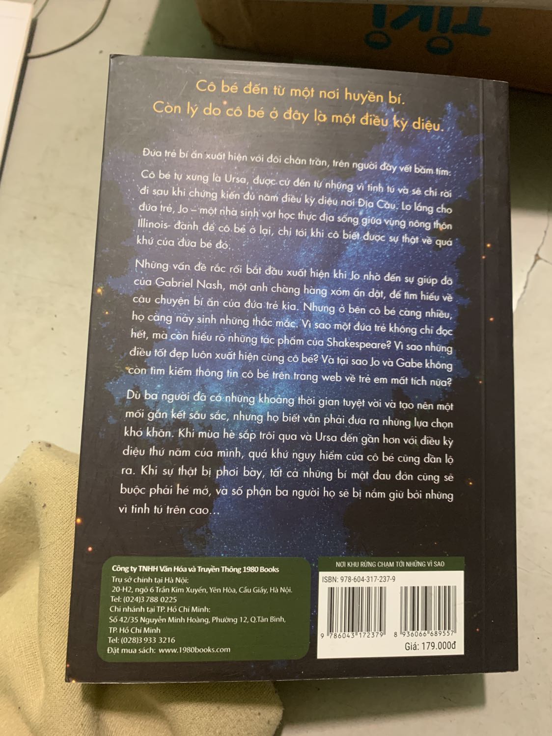 Nội dung sách mình thấy k quá xuất sắc. Nhưng ý tưởng mỗi nv trong câu truyện đều mg nỗi đau tinh thần và đc chữa lành trong quá trình tìm kiếm 5 điều kì diệu của cô bé “ng ngoài hành tinh” khá hay. Mình mua đợt hội sách cuối năm vs giá 80k. Mn có thể tham khảo.