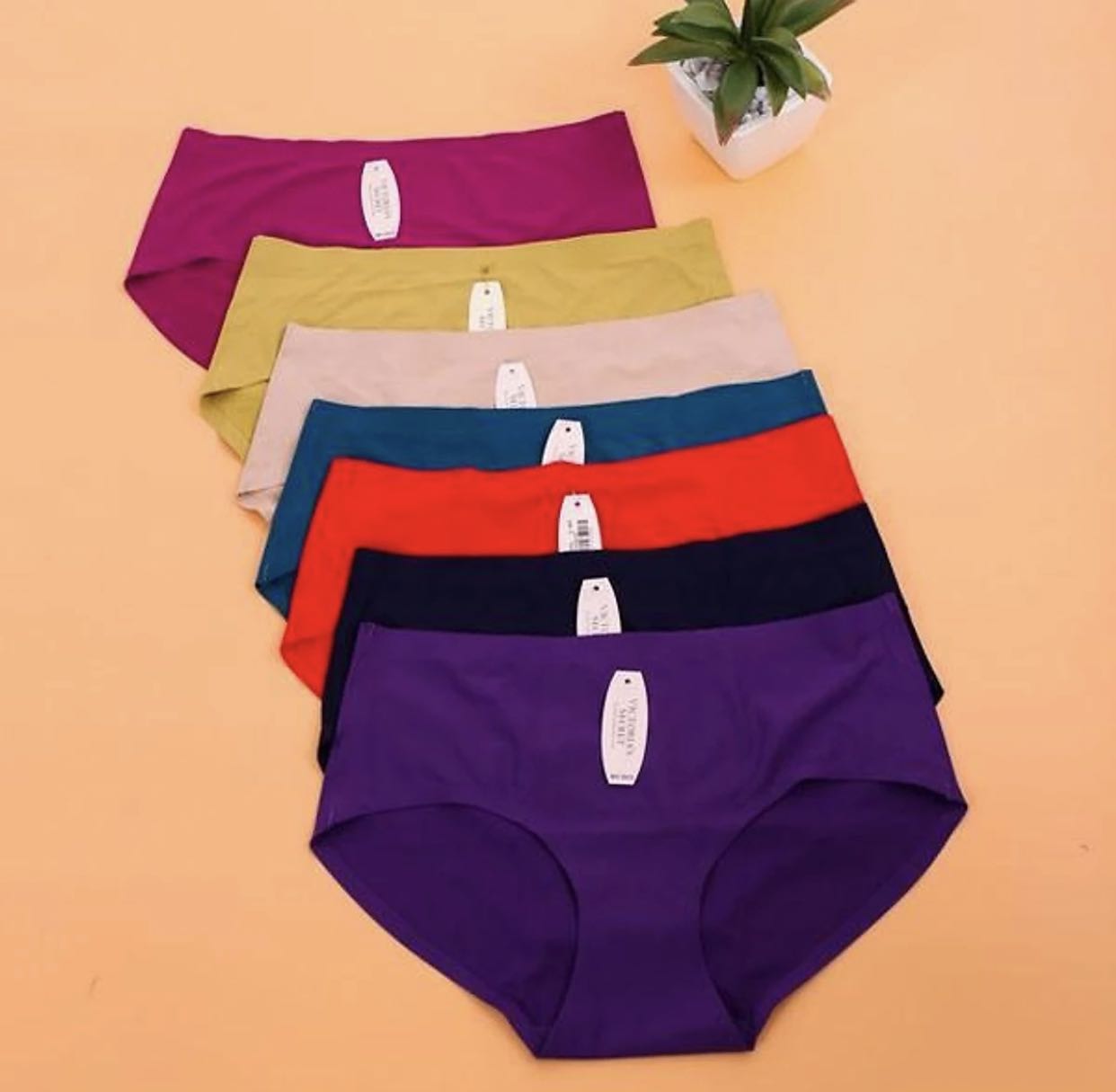 Quần rất đẹp. Giao hàng nhanh, quần thông hơi mềm, ko viền . Mặc váy cực thích