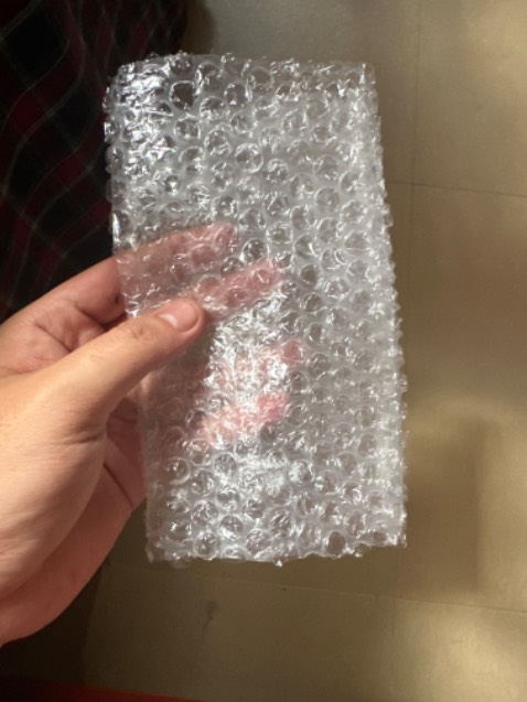 Xăng ổn , nhưng mà đóng gói chán quá luôn shop ơi , đồ dễ vỡ dễ cháy mà đóng gói xộc xệch , bên trong thì mỗi 1 lớp chống shock mỏng dính , bên ngoài thì gần bung cả băng keo ra luôn 
May mà chưa móp