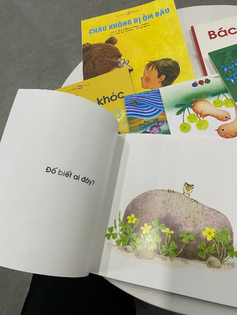 Nhà mình đã có cũng nhiều sách của ehon rồi đấy nhưng sách của shop lúc nào cũng có nét độc đáo nhất, bé rất phối hợp với mình để nghe mình đọc.