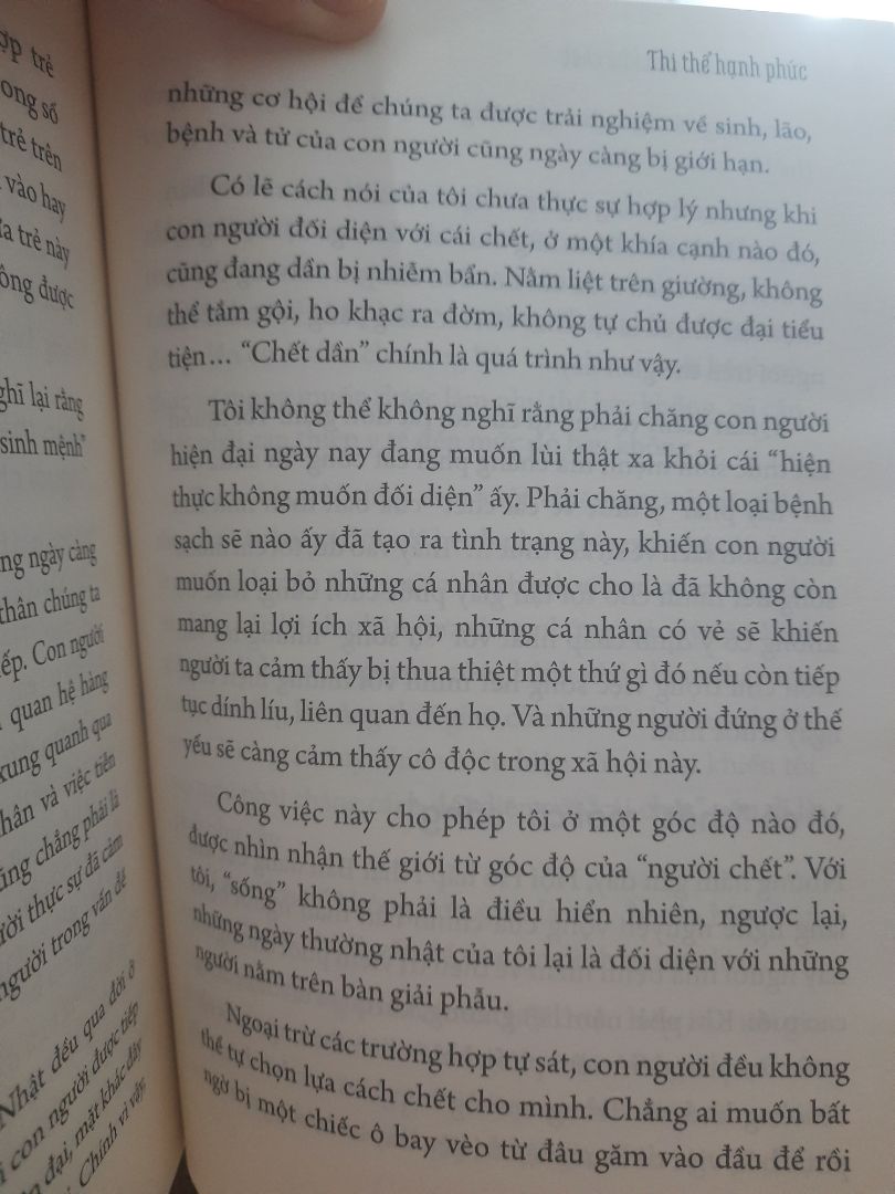 Một câu chuyện đời, chuyện nghề hết sức chân thực đến từ một bác sĩ pháp y. Sau khi đọc sách xong, mình phải cảm thán rằng, ồ hóa ra có nhiều cách chết như thế, nhiều kiểu chết và hình thái chết đến vậy - rốt cục, cái chết tưởng như lẩn khuất trong bóng tối nhưng lại cách ta thật gần. Nhưng nói như thế không phải là bi quan, trái lại, càng giúp người ta trân trọng sự sống được ban tặng này hơn bao giờ hết. Gửi các bạn một vài trang mà tác giả đã viết: