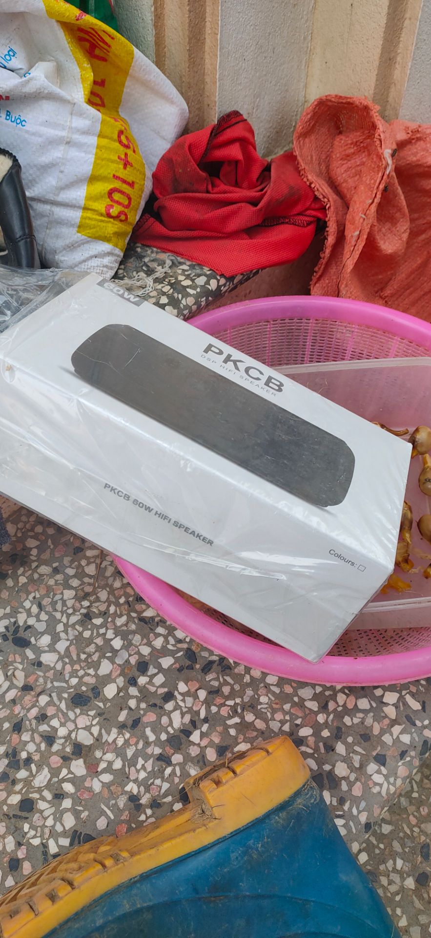 loa dành nghe nhạc remix.  bass căng.thích hợp nghe trong phòng nhỏ. .(chỉnh chế độ để nghe nhạc vàng.thì tiếng nhỏ. nghe ổn . ) nhắc lại loa nghe nhạc bass thôi nhá..mới mua ngày 28.6.2022.