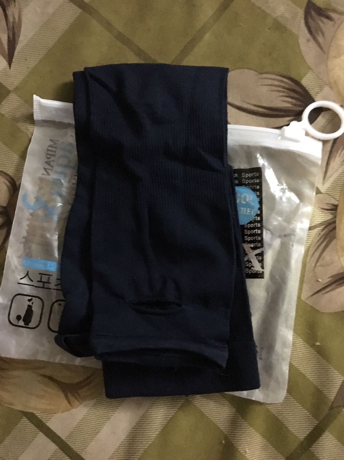 Đã nhận được hàng, tuy chậm hơn sách 1,2 ngày nhưng thương shipper ghê, hơn 18h rồi vẫn ship hàng! Găng tay ok, mềm, co dãn tốt, ngoại trừ việc mình đặt màu đen, bao cũng ghi màu đen mà găng tay lại màu xanh đen, hiuhiu..