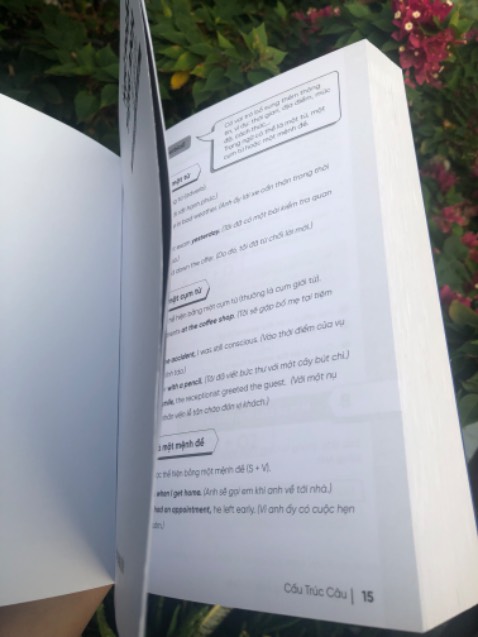 Sách được giao nhanh. Khi nhận sách trong hộp có bọc, tác giả còn gửi tặng 1 tấm thiệp cảm ơn rất xinh. Mình đánh giá cao sự chỉnh chu của shop. Sách có độ dày, chất liệu giấy tốt, bìa rất đẹp tạo cảm hứng cho người đọc. Mình đọc sơ qua thấy nội dung chỉnh chu, dễ hiểu, có cả phần giải thích rất chi tiết. Bố cục rõ ràng, hợp lý và không rườm rà thích hợp cho các bạn muốn lấy lại gốc tiếng Anh từ cơ bản. Nếu bạn đang tìm một cuốn sách dành cho người mới học hoặc đang muốn lấy lại gốc thì mình khuyên bạn nên mua cuốn sách này 🥰 Chắc chắn mình sẽ tiếp tục ủng hộ những đầu sách khác của tác giả và mua thêm cuốn sách này để dành tặng các em của mình. Cảm ơn tác giả và chúc mọi người sẽ có những trải nghiệm tốt giống mình khi đọc cuốn sách này ❤️
