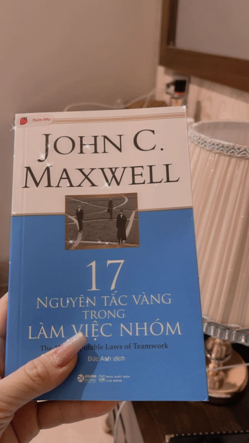 Mình đi gội đầu thấy quán có quyển này, lấy đọc thấy hay quá ngại mượn nên phải mua luôn. Sách đẹp và nên mua ạ
