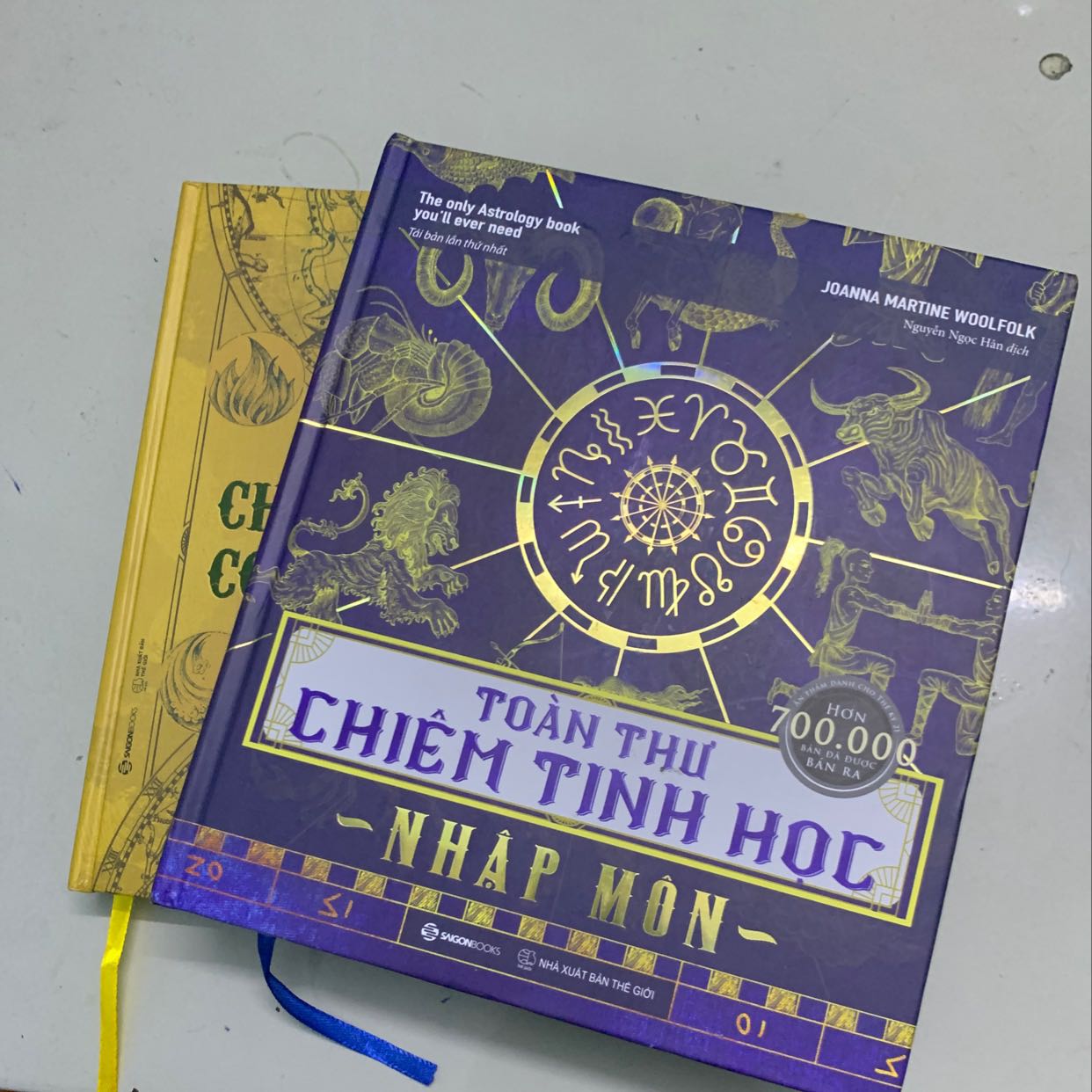 Nội dung khá ok. Mình cảm thấy phải kết hợp cả cuốn chiêm tinh học nhập môn toàn thư mới đủ bộ hay sao ấy, cùng là sách cơ bản nhưng 2 cuốn nói có rất nhiều kiến thức thêm vào mà cuốn còn lại ko có. Dùng cả 2 bổ sung cho nhau thấy hiểu được rõ hơn