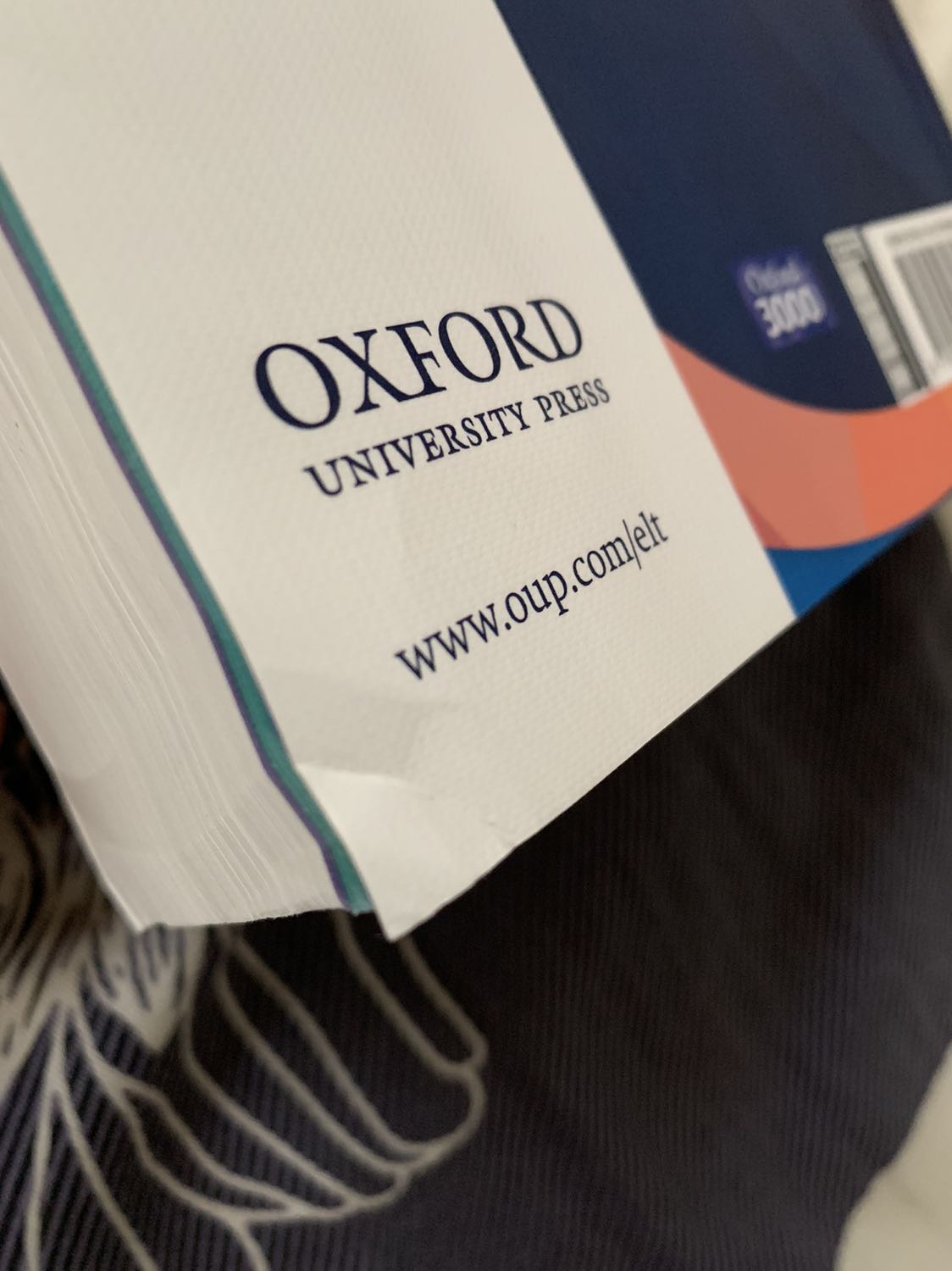 Đã đặt hàng ở Tiki nhiều lần nhưng đây là lần đầu tiên thất vọng với sản phẩm mình nhận được. Cuốn từ điển Oxford này mình mua với giá hơn 400k từ nhà sách FAHASA trên Tiki mà khi nhận sản phẩm thì lại bị quăn mà móp góc như thế này, là một người mê sách, nhất là sách tiếng Anh thì mình cực kì thất vọng. Mong Tiki cẩn thận cho những đơn hàng sau!