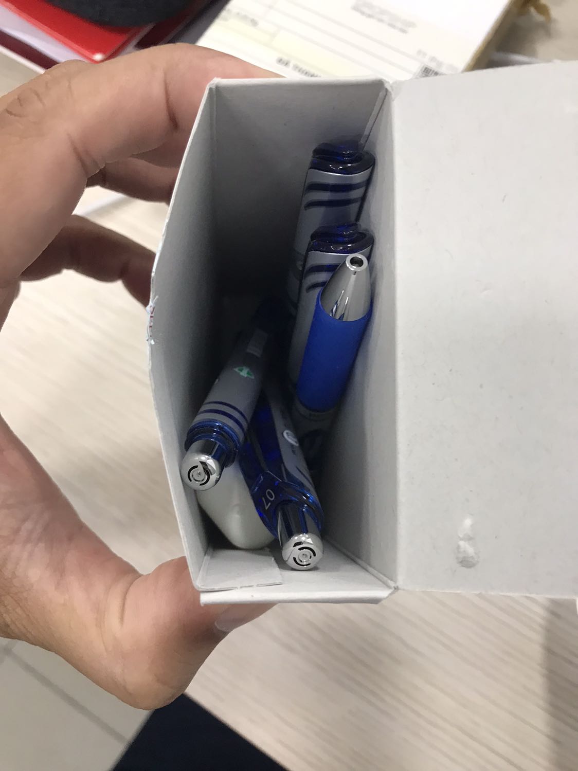 Đặt 5 cây bút 0.7 dạng nắp đậy, giao 2 cây nắp đậy 3 cây dạng bấm, 1 highlight. Mất thời gian đặt lại phải mất thời gian đổi.