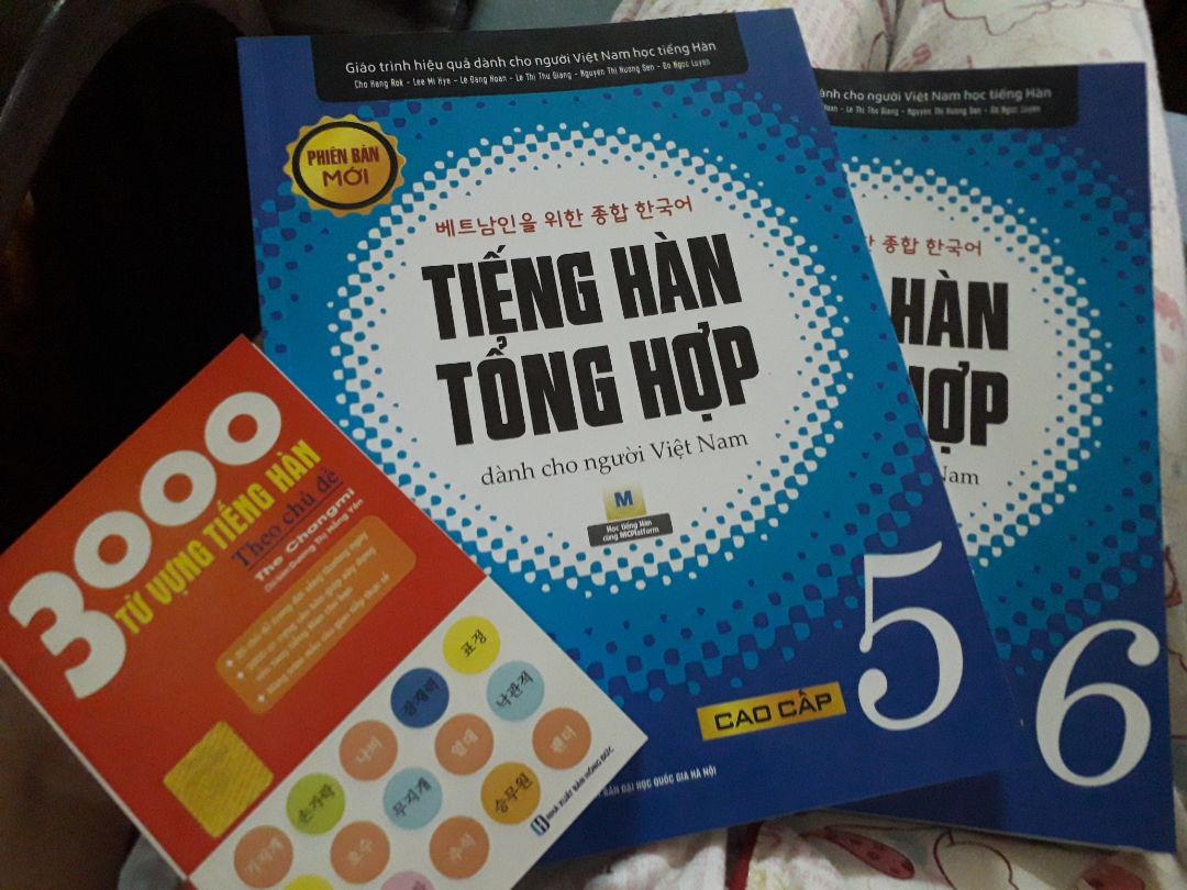 sách nhỏ gọn rất tiện, từ vựng theo từng topic nên mình rất thích, sách mới tinh ship thì siêu nhanh. Tuy nhiên cách phiên âm theo kiểu tiếng việt làm mình k thích lắm, nhưng chắc phù hợp hơn với những bạn chưa quen với bảng chữ cái tiếng hàn