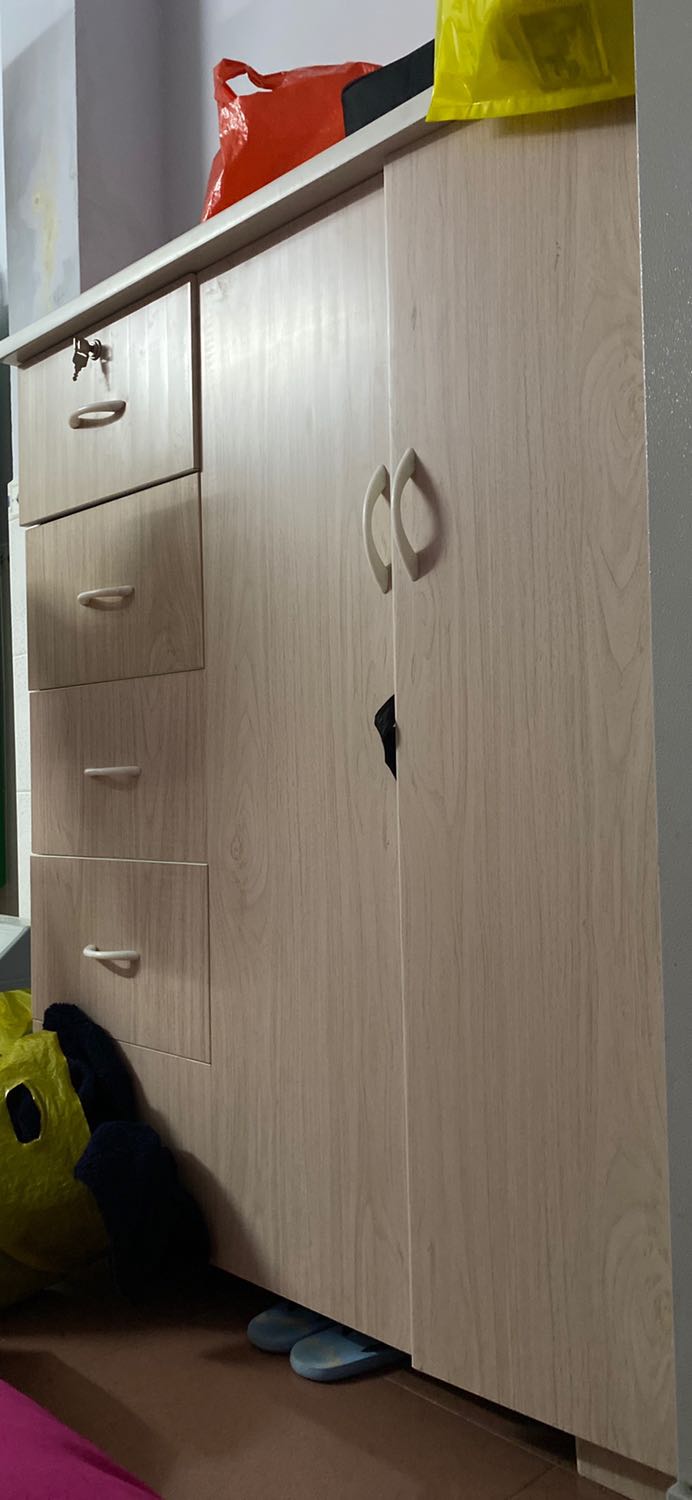 Tủ nhẹ với chất liệu nhựa Đài Loan, nhưng khi vận chuyển lên phòng thì chân tủ bị bung ra, còn lại mọi thứ vẫn ok

Giao hàng thì hơi lâu 1 chút