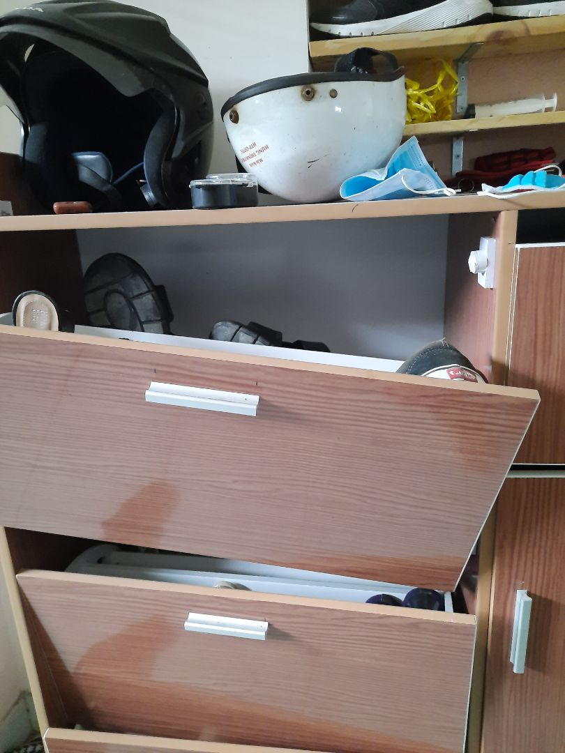 Mình không thể tưởng nổi 1 sản phẩm có chất lượng kém như vầy lại bán ra thị trường. toàn là mút và dán bằng keo. Xài chưa bao lâu thì rớt sập hết mấy ngăn. Ngăn thì nhỏ, méo mó. Không để vừa giày. Chỉ dép búp bê thì đc. 
Mong Tiki kiểm tra lại những nhà cung cấp. Mua hàng cũng vì uy tính của Tiki.