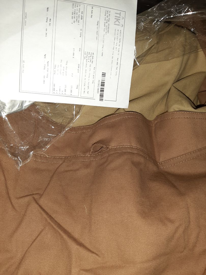 áo mới mua bóc ra đã bị rách thế này. sản phẩm lỗi đề nghị trả lại hàng