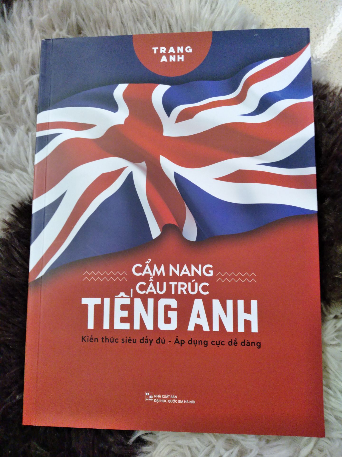 Sách của cô Trang Anh thì lúc nào cũng trên cả tuyệt vờiii, ship cực nhanh, mình đặt sáng hôm 15/4 mà sáng ngày hôm sau đã giao tới!!
Sách không bị móp méo chỗ nào hết, mới toanh luoon=))
Quyển này có 25 chuyên đề ngữ pháp thông dụng được trình bày theo bảng hay mindmap siêu dễ hiểu và sau mỗi bài thì có bài tập để cb làm và đáp án cuối sách, sách cũng rất thích hợp cho những ai tự học nha!