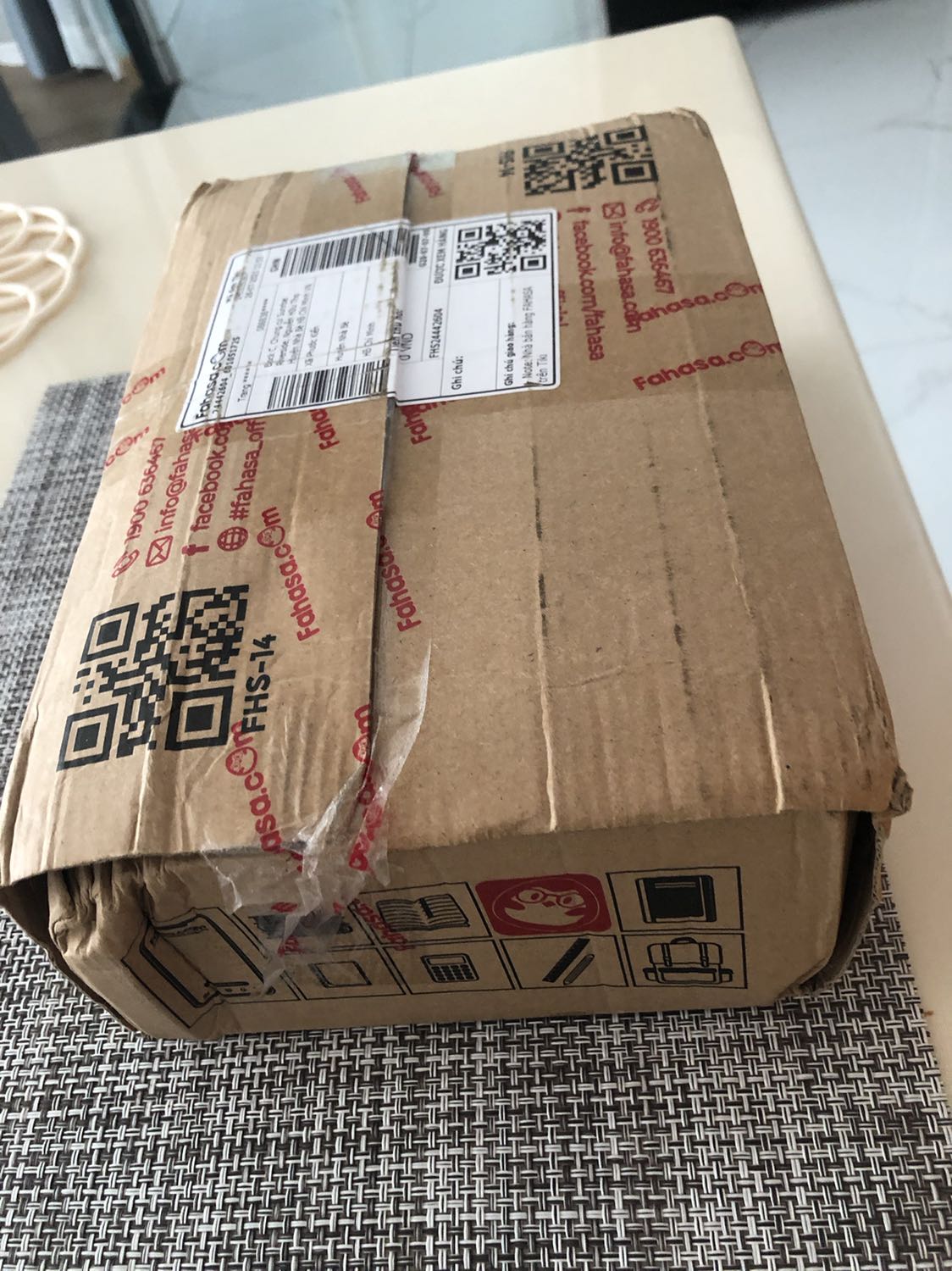 Sách nhẹ, giấy vàng, nguyên seal.
Giá tốt, mình mua với giá ưu đãi siêu tốt.
Fahasa đóng gói tạm ổn, giao hàng trong vòng 1 tuần.