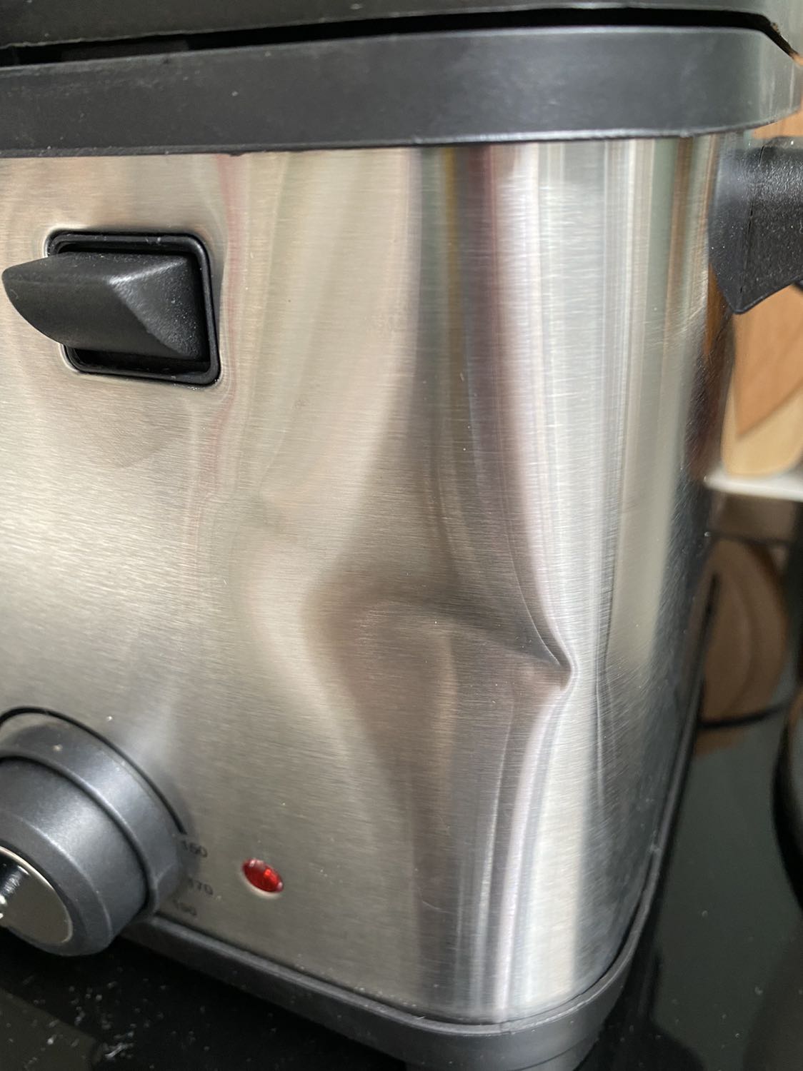 Mình không hiểu nổi nồi móp ngay trước mặt tiền cái nồi thế này mà lại giao cho khách?!!! Mình tin tưởng Tiki nên mới đặt tại Tiki Trading, z mà lại giao hàng cho khách sp lỗi ntn đây! 

Đổi trả thì rườm rà, cồng kềnh. 

Vô cùng thất vọngggg, rất không hài lòng!!!! 

Nồi khá nhỏ, chắc chỉ chiên vừa 2 cái đùi gà bự thôi. Mn cân nhắc về size nếu muốn chiên nhiều.