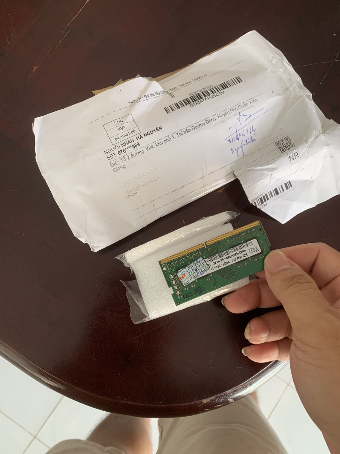 Giao hàng cũ đã qua sử dụng, hàng điện tử mà đóng gói cẩu thả, không có bao bì nhãn mác gì cả.