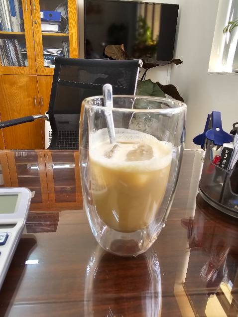 Ly thiết kế to quá nên cầm ko trọn bàn tay trong khi tay tôi đã khá to hơn so với đàn ông khác. Thành ly mỏng nên cảm giác dễ vỡ. Có điều cách nhiệt khá ổn