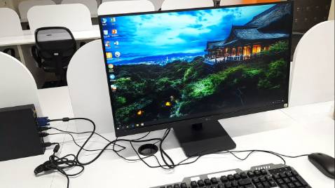 Ưu điểm lớn nhất của chiếc Lenovo này là máy nhỏ gọn, kích thước chỉ tầm 1 gang tay, dễ dàng di chuyển vì cân nặng cực kỳ nhỏ nhẹ 1,1 kg.

Về cấu hình, máy cấu hình I7, chạy mạnh mẽ, đặc biệt là phần Ram, máy bàn này sử dụng cấu hình Ram Laptop

Máy này phù hợp làm việc như 1 chiếc Laptop, mà là máy bàn, màn hình to đẹp, đáng dùng các bạn nhé