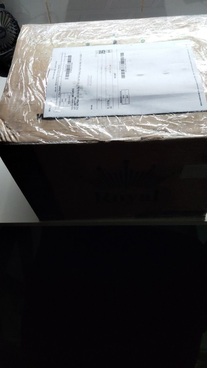 Hàng giao đúng như hình ảnh quảng cáo, đẹp, có túi đựng, đóng gói cẩn thận. Nhưng kính có vết vân tay và 1 vết gì màu trắng, có lẽ không gì đâu nhỉ. Độ bền thì chưa *** và cũng không muốn *** độ bền cũng như khả năng bảo hiểm đâu.