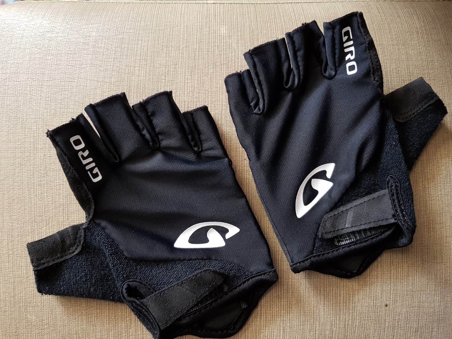 Hàng nhận dược như hình, chấp nhận được nhưng so với các thương hiệu khác trong cùng tầm giá thì hơi cao.