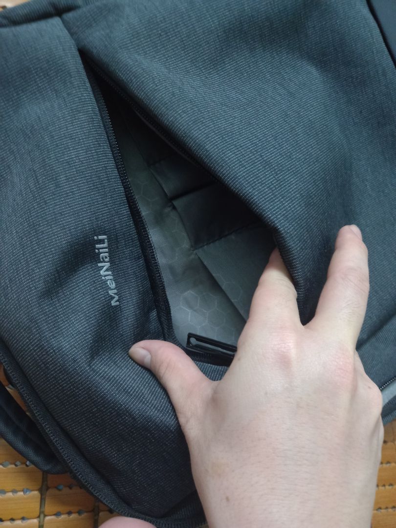 giao hàng lỗi cho khách. hình ảnh 1 đằng, hàng nhận về 1 nẻo. trên hình là 3 ngăn kéo khóa tròn và 1 ngăn kéo khóa ngang. nhưng thực tế chỉ có 2 ngăn kéo khóa tròn, 1 ngăn kéo khóa ngang. rồi ngăn kéo khóa ngang thiết kế như này dùng sao??