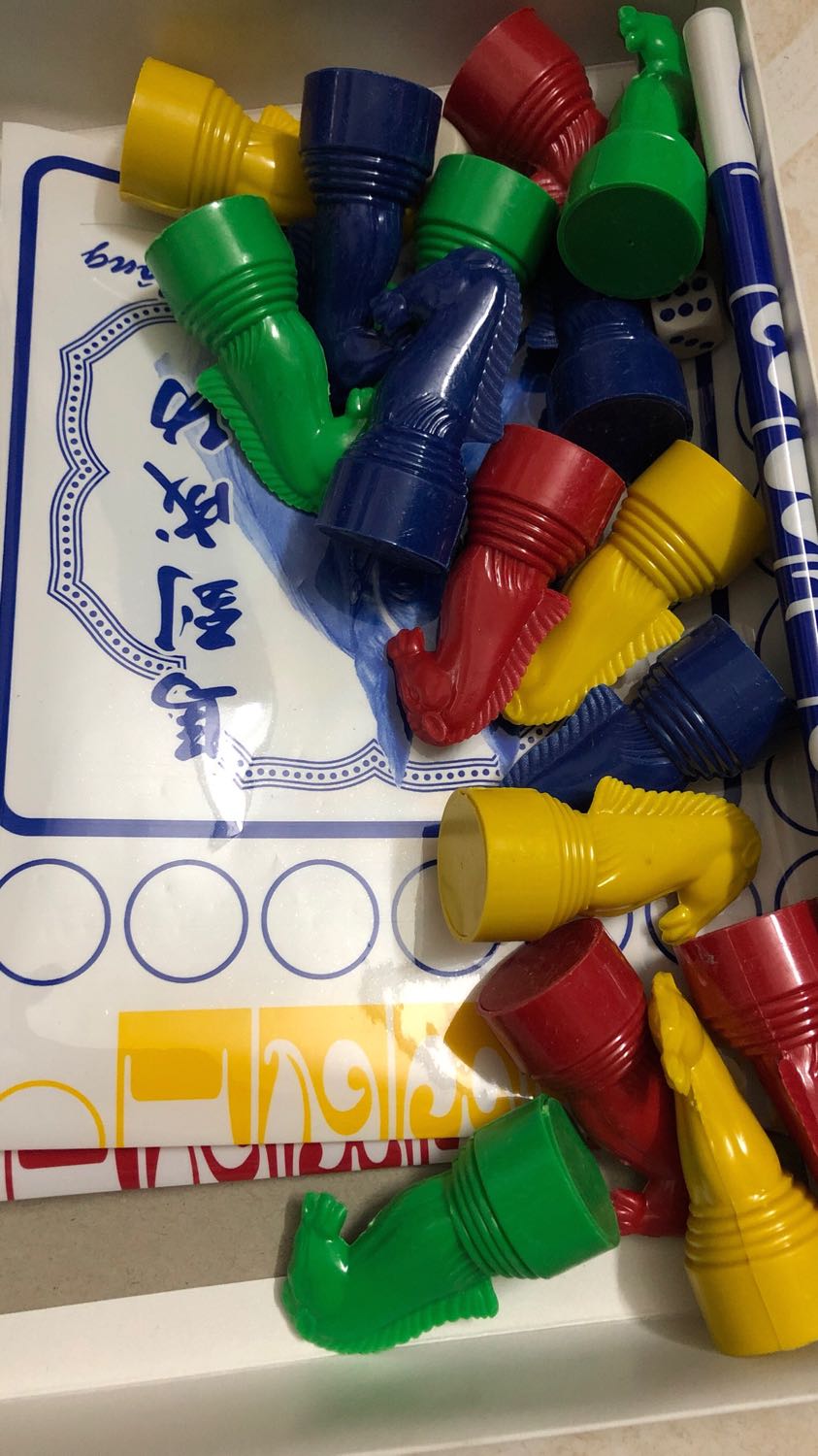 Đặt giao trong 2h nên cực nhanh chưa được 1 tiếng đã nhận được hàng, bao bọc cẩn thận luôn hộp bên trong lại thêm hộp ngoài, giấy để chơi không dễ rách ok lắm. Nói chung là tuy có hơi cao giá 1 chút so với mua ngoài hàng nhưng bộ cờ rất vừa ý khỏi phải mất công đi mua