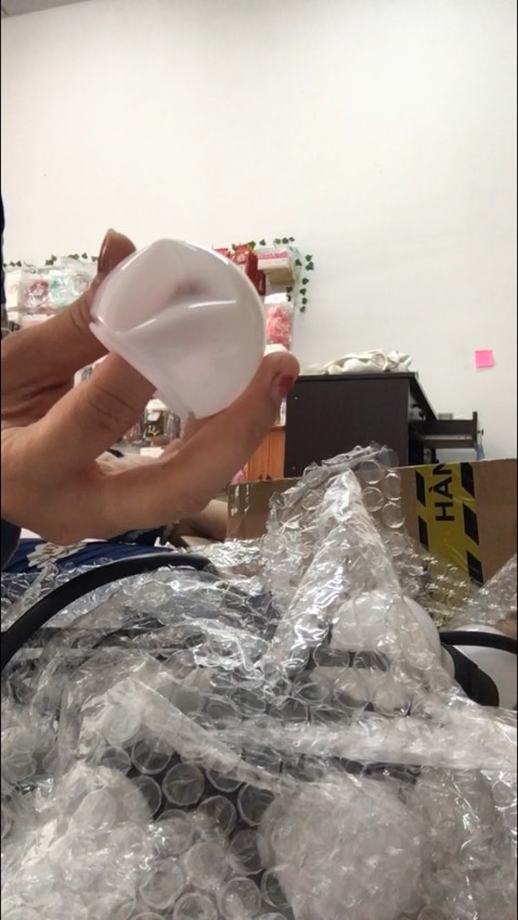 Shop đóng gói không cẩn thận cho lắm bóng bị móp rơi ra ngoài, 10 bóng có 1 bóng bị đui, ko biết có sửa được ko nữa, shop sale 185k hỏng biết có phải sale hàng lỗi không