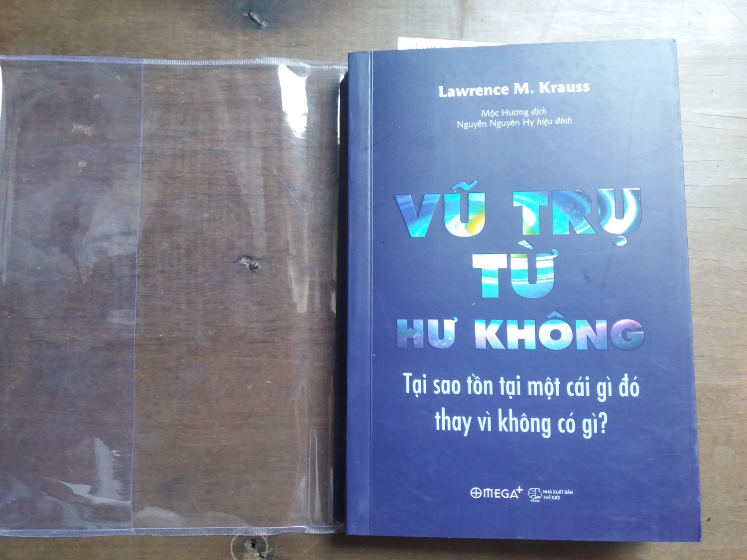 Hộp đựng vừa sách, không bị bóp méo.
Sách nhìn không có tỳ vết nhiều, nhưng nhiều bụi .
Shipper thân thiện.
Duy nhất bookcare là không đỡ nổi, bìa ngoài nhìn ổn, nhưng bìa trong nhìn rất lỗi, không chấp nhận được vì mình cần đem tặng.
Đề nghị đổi theo quy định hoặc có thể ship thêm một bookcare khác cùng cỡ sách để mình thay và trừ một book care của mình cũng được.