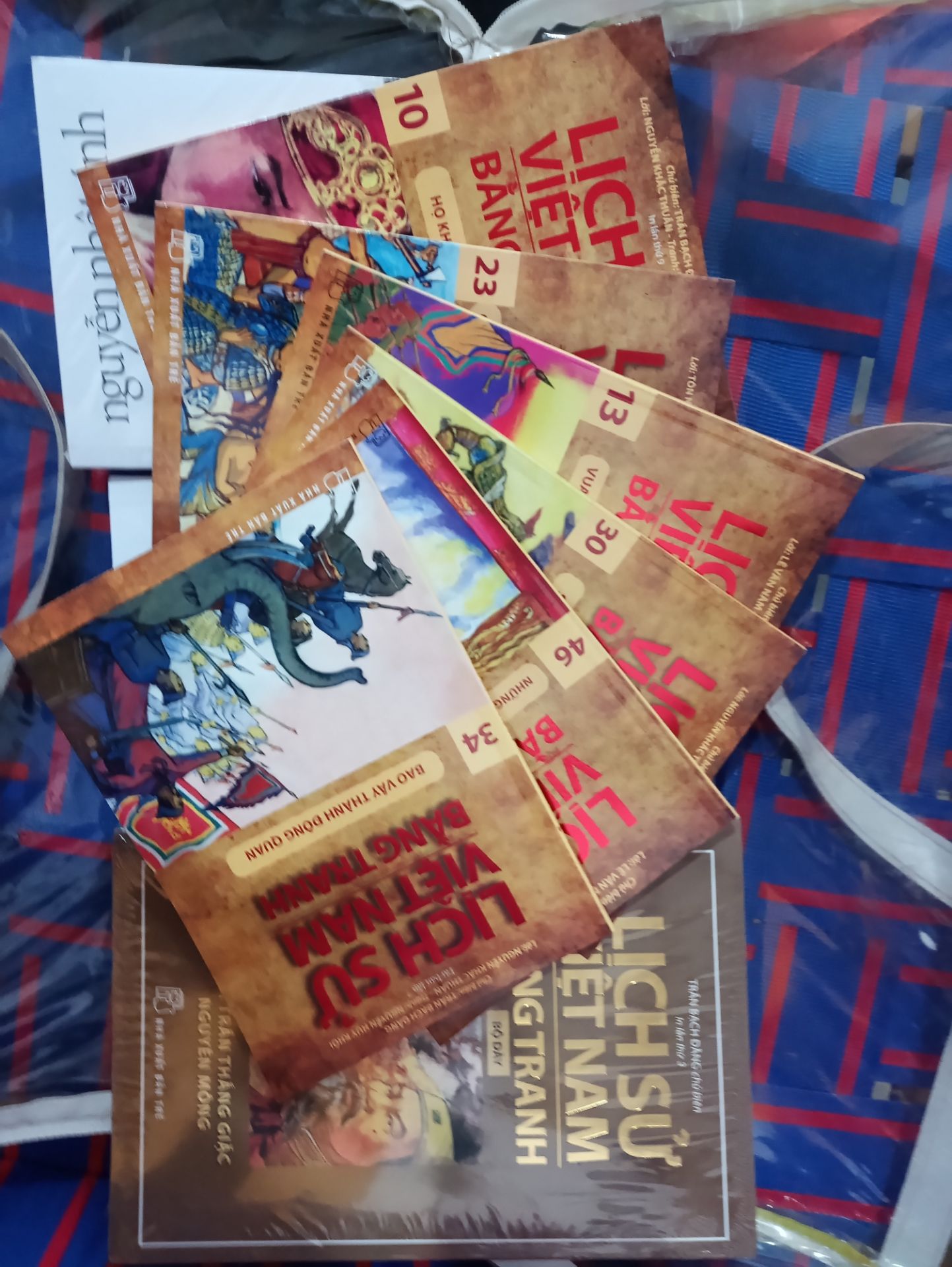 Mình thích đọc sách lịch sử bằng tranh, sách giấy tốt, có nhiều hình ảnh minh hoạ. Bé nhà mình rất thích.