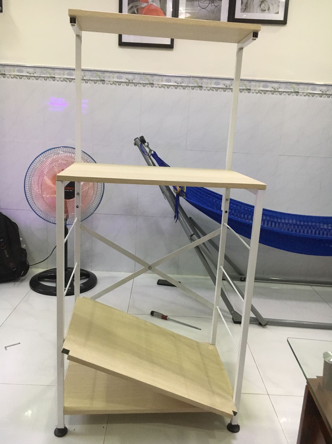 Dear Tiki. Vì tôi tin tưởng tiki là một trang bán hàng online uy tín. Nên mới chọn mua nhiều sản phẩm của trang. Nhưng lại giao cho tôi một cái kệ lò vi sóng ko giống chất lượng mẫu mã như trên hình quảng cáo.      Tôi yêu cầu mang sản phẩm đúng chất lượng , mẫu mã như đã quảng cáo đến đổi lại cho tôi và Tôi sẽ trả lại cái ko đúng mẫu đã đưa lên quảng cáo, kém chất lượng