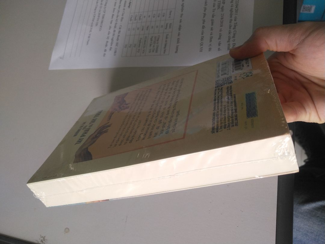 giao hàng siêu nhanh, sách còn nguyên seal, chưa đọc lên chưa bóc để bảo quản. sale 70%. Cầm nặng tay hy vọng ko fai giấy siêu nhẹ